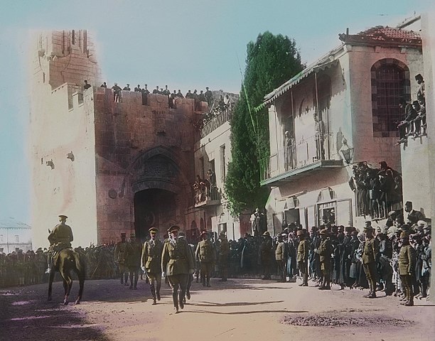 General Allenby enters Jerusalem unmounted, in reverence of Jesus, 1917. See Photo Credits.