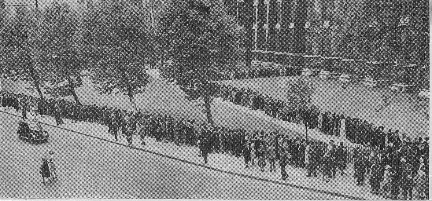 Queue for prayer at Westminster Abbey, 26 May 1940. See Photo Credits.