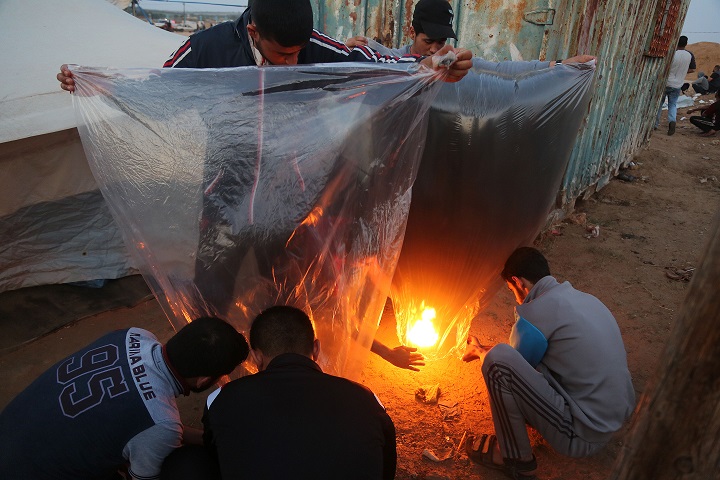 Gazans readying a weaponised balloon.  NurPhoto/SIPA USA/PA Images.