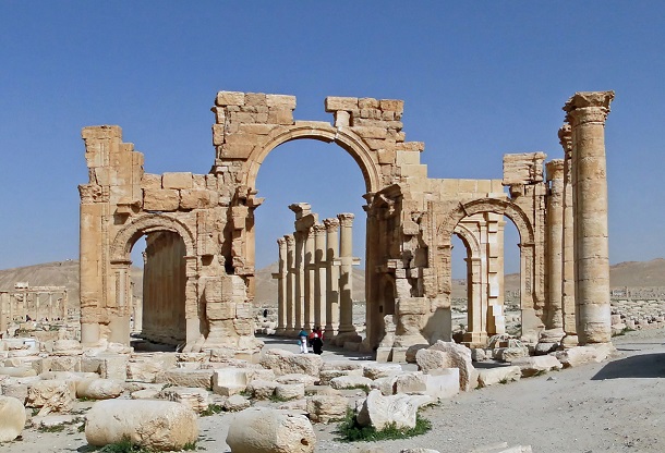 Palmyra Monumental Arch in 2010, prior to damage by Islamic State. A replica arch will be erected in Trafalgar Square from 19 April. See Photo Credits.