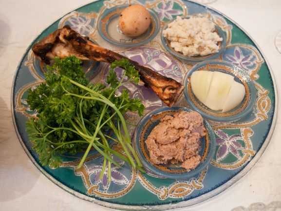 A Seder meal (Photo/Edsel Little/Creative Commons)