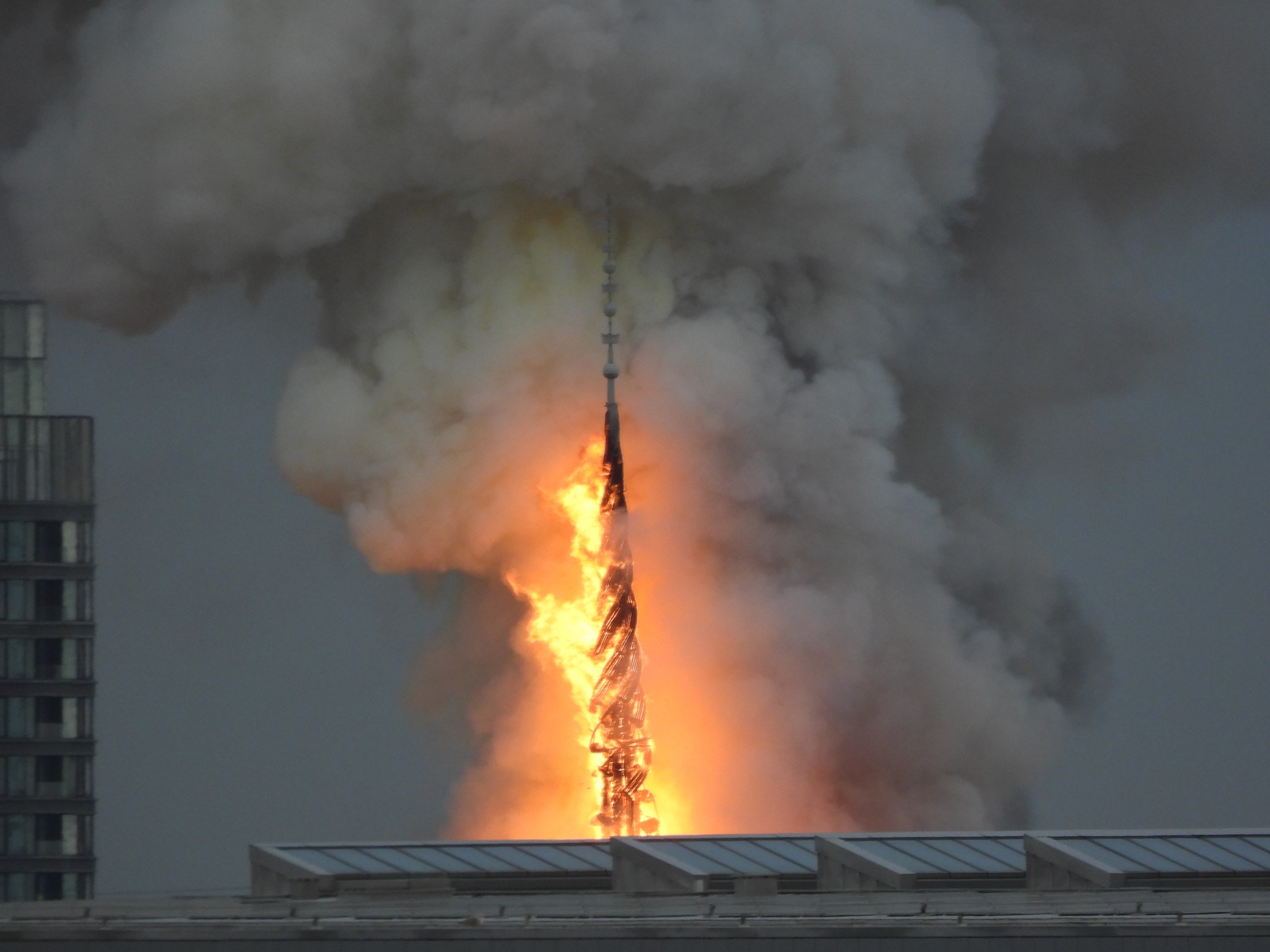 The old Copenhagen stock exchange iconic dragon spire engulfed in flames on 16th April 2024. © H. Nielsen