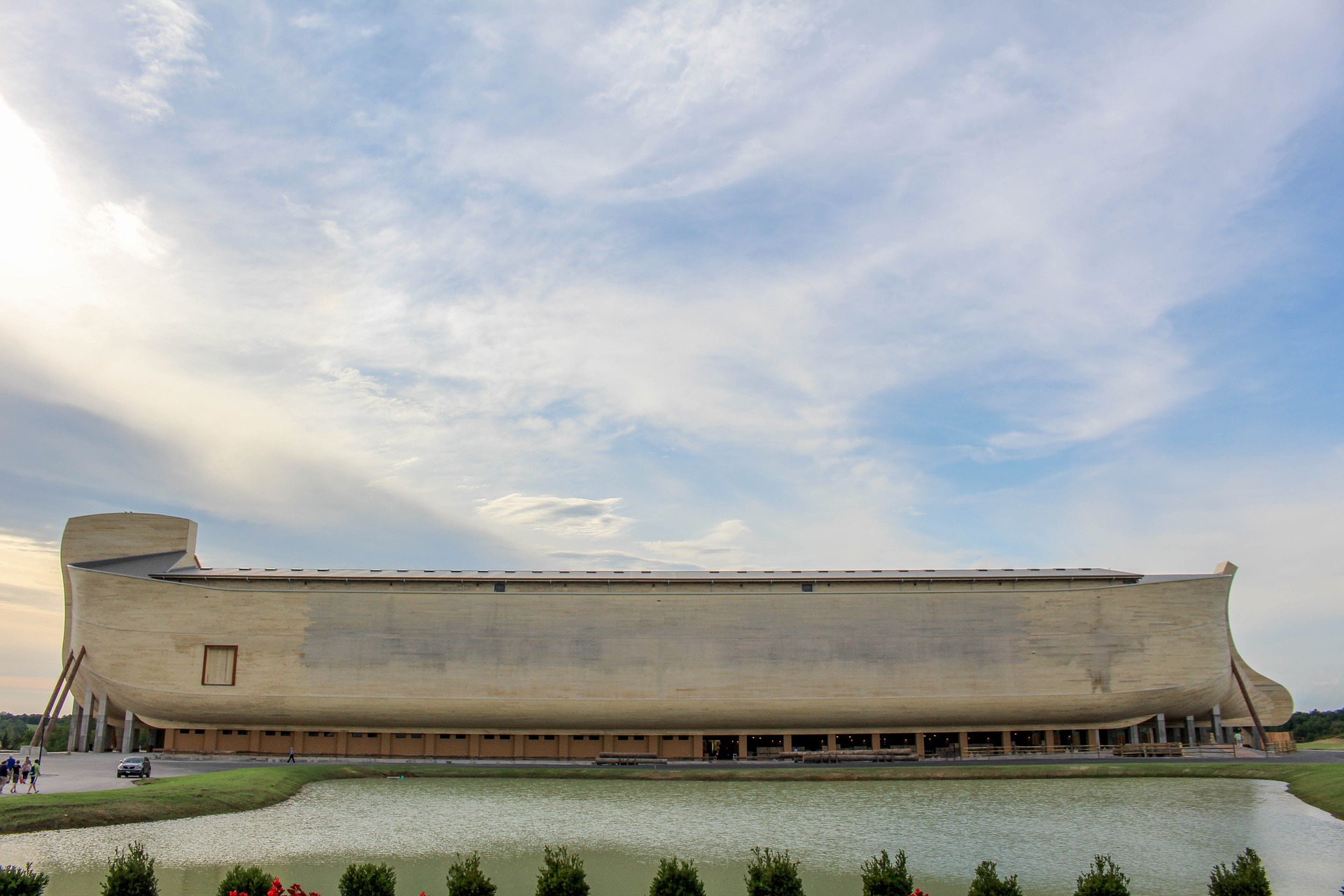 Lifesize ark built to Noah's specifications (Kentucky, USA).