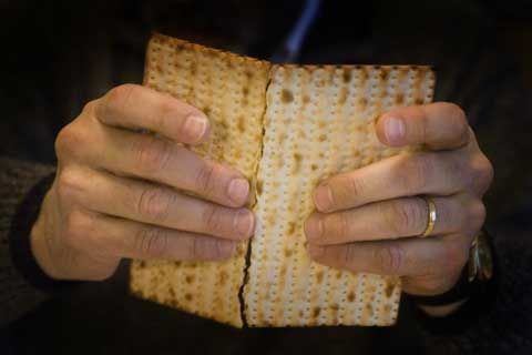 Breaking matzah