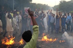 Pakistani Muslims protest the release of Asia Bibi.