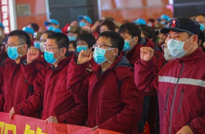 Chinese medical workers swear an oath before leaving to help the coronavirus effort