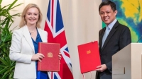 UK trade secretary &amp; Singapore counterpart signing trade deal. Photo © UK Department for International Trade