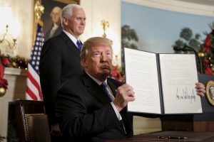 Trump signs the order recognising Jerusalem as Israel&#039;s capital. 