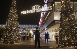 Police guard the Berlin Weihnachtsmarkt.